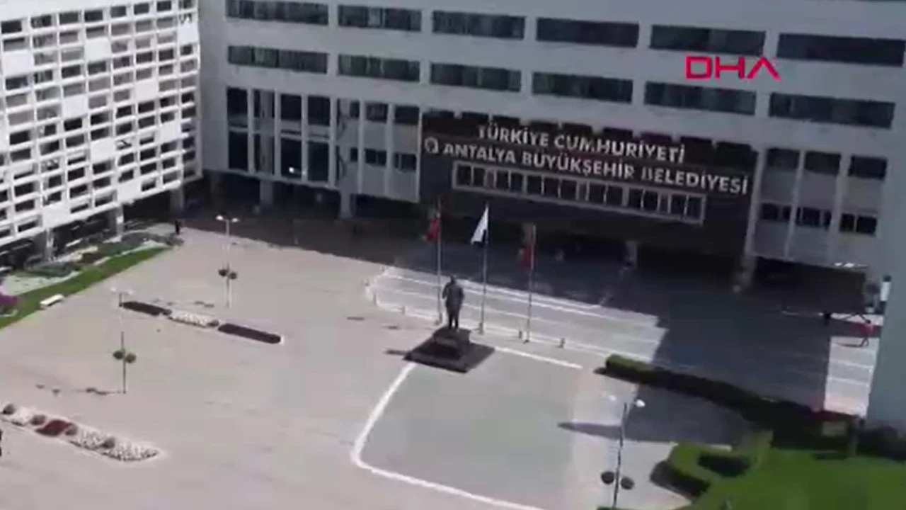 Antalya Büyükşehir'de rüşvet operasyonu: Genel sekreterin ailesi dahil 10 gözaltı