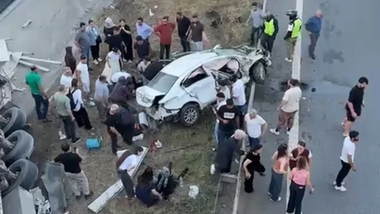 TIR, otomobile çarpıp devrildi: 6 yaralı