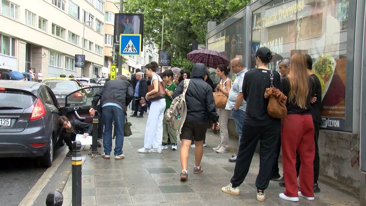 Şişli'de LGS için yanlış okula gelen kız öğrenciye veliler yardım etti