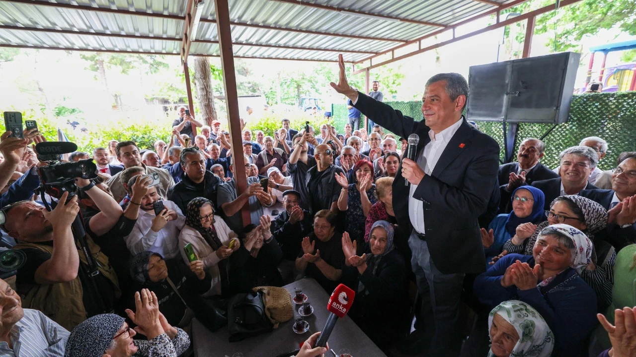 Özel, istifa etmek isteyen partiliye Cemil Tugay'ı örnek gösterdi: Bekleyin