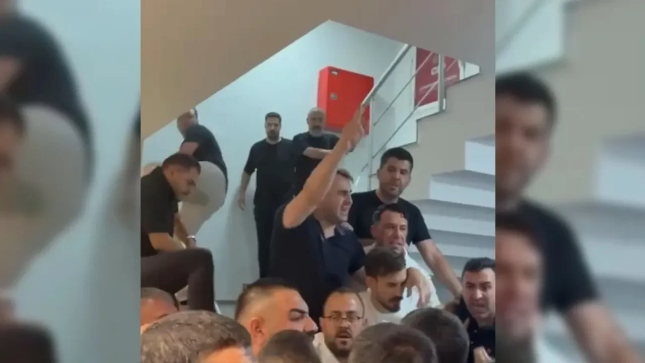 CHP İzmir İl Başkanlığı karıştı! Arbede çıktı, küfürler havada uçuştu