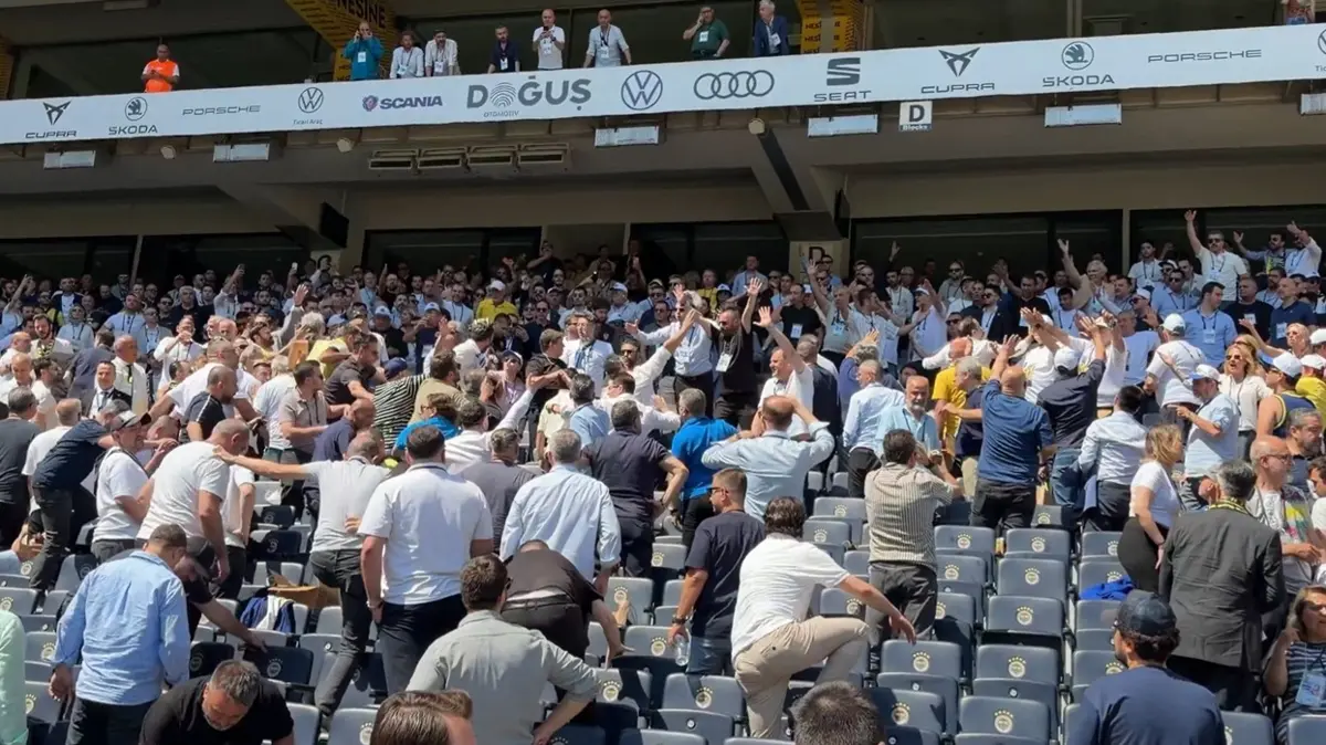 Fenerbahçe kongresi olaylı başladı!