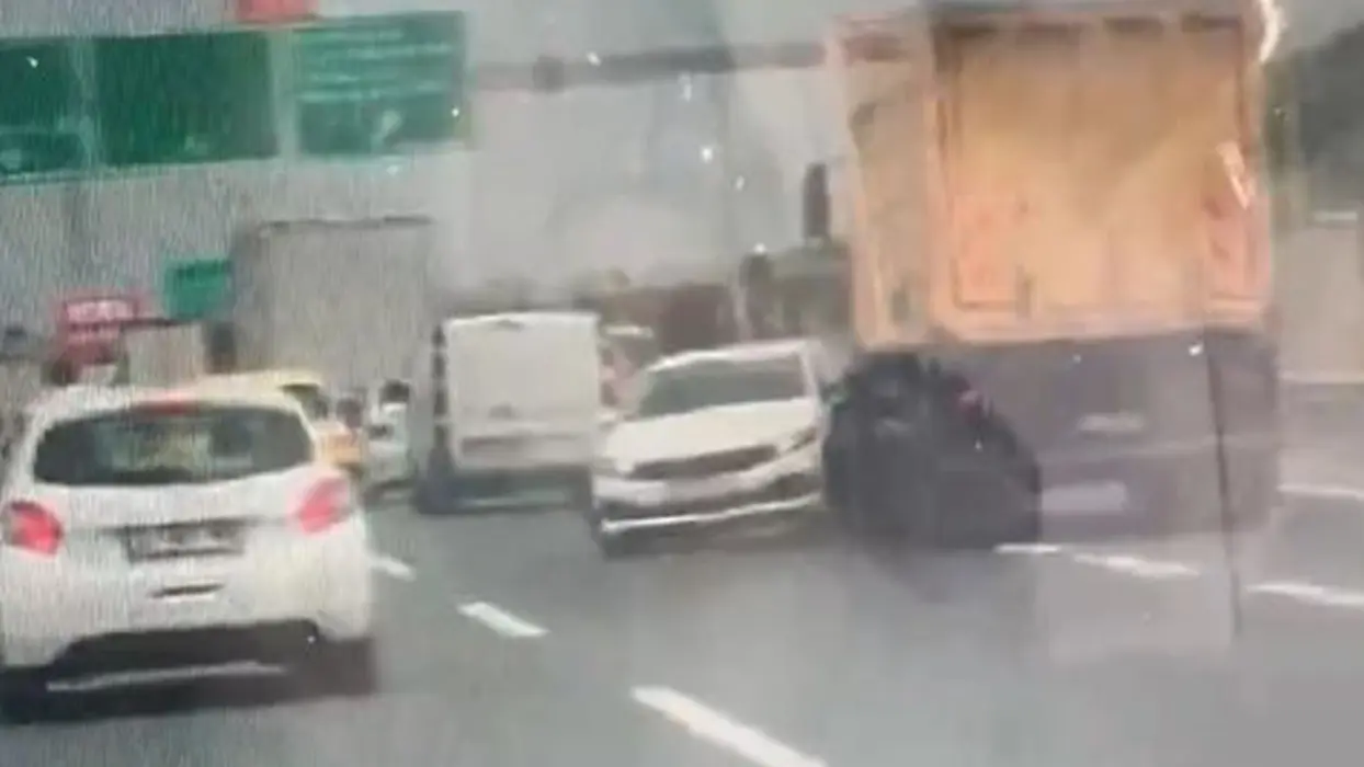 Kuzey Marmara Otoyolu'nda faciaya ramak kala! Önüne aldığı otomobili metrelerce sürükledi