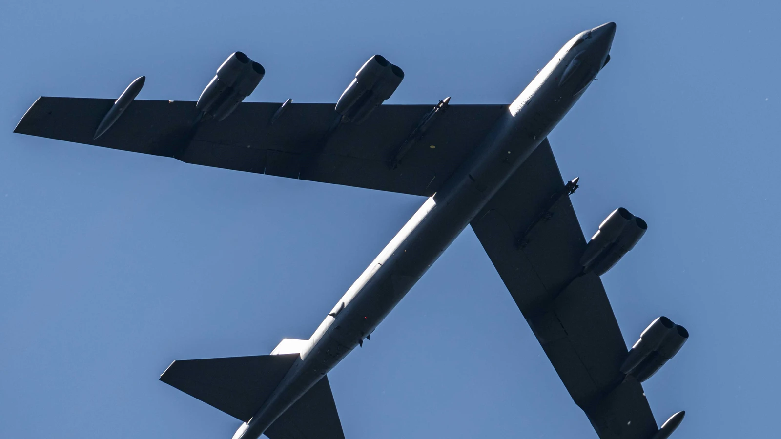 ABD'de B-52 Stratofortress bombardıman uçağı kalkıştan kısa süre sonra düştü