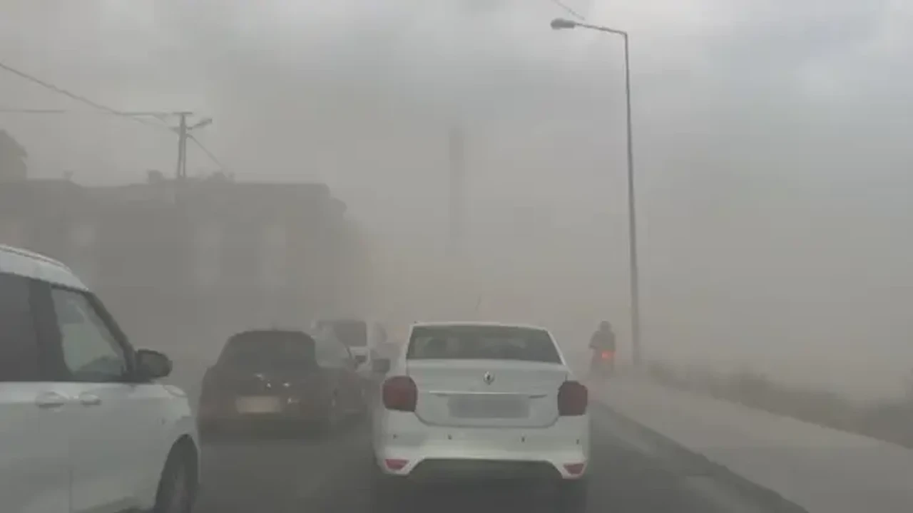 İstanbul'da fırtına etkili oldu: Çatılar uçtu, ağaçlar devrildi