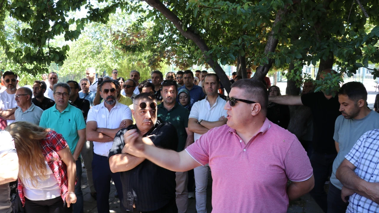 Konkordato ilan eden özel okulda veli ve öğretmenlerden eylem