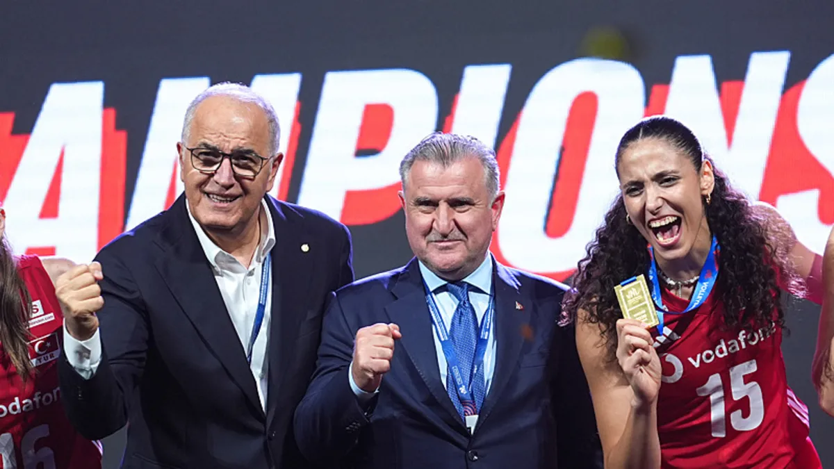 Gençlik ve Spor Bakanı Osman Aşkın Bak'tan Filenin Sultanları'na tebrik!