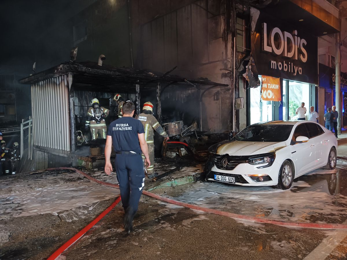 Bursa'da depoda çıkan yangın park halindeki otomobile sıçradı