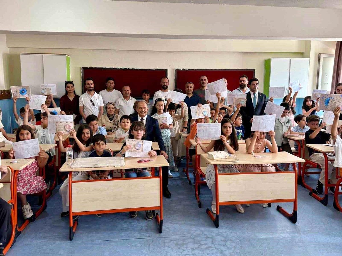 Hakkari'de 69 bin 17 öğrenci karne sevinci yaşadı