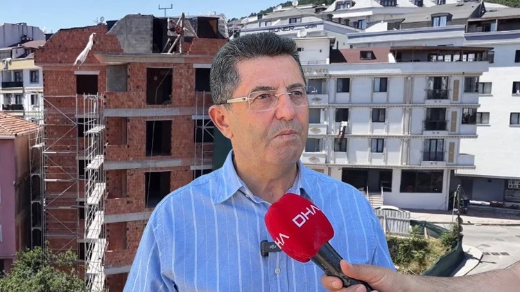 İstanbul'daki bina sosyal medyanın gündeminde | Eğri durduğu iddia edilen yapı hakkında belediye başkanından açıklama