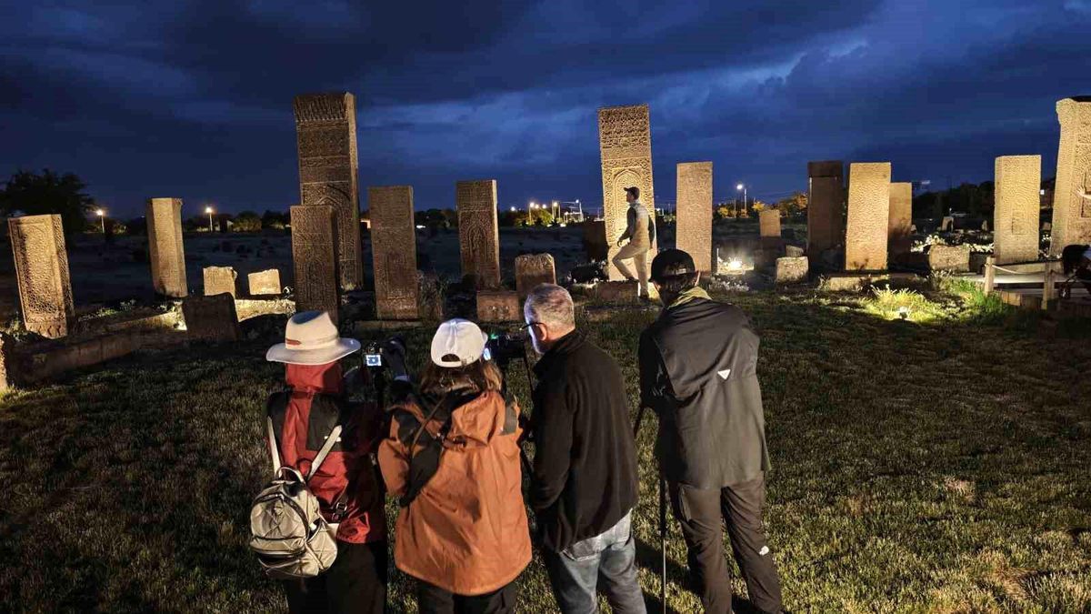 Ahlat Selçuklu Meydan Mezarlığı'nda Gece Müzeciliği'ne yoğun ilgi