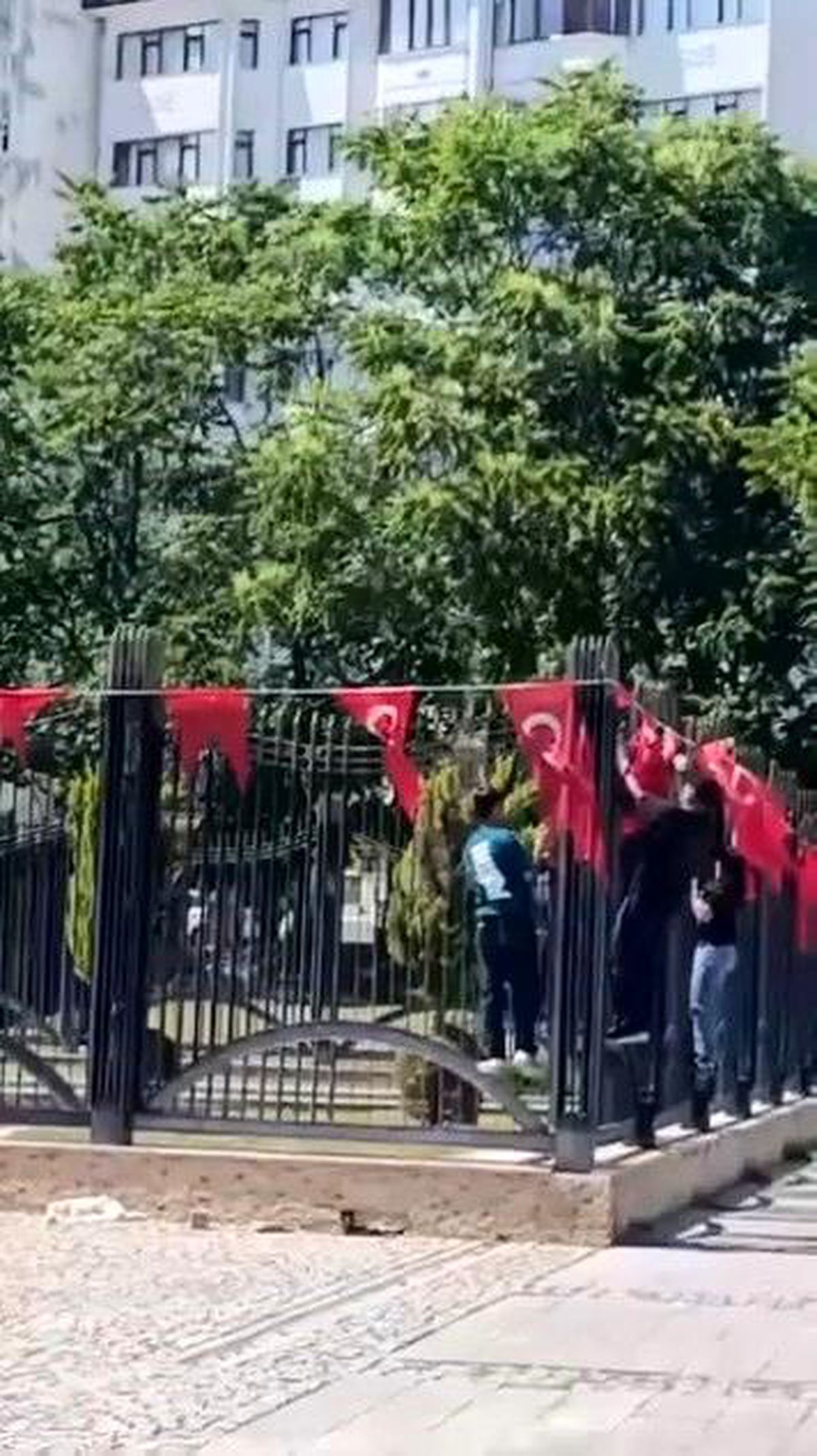 Elazığ'da çocukların 'Türk' bayrağı hassasiyeti