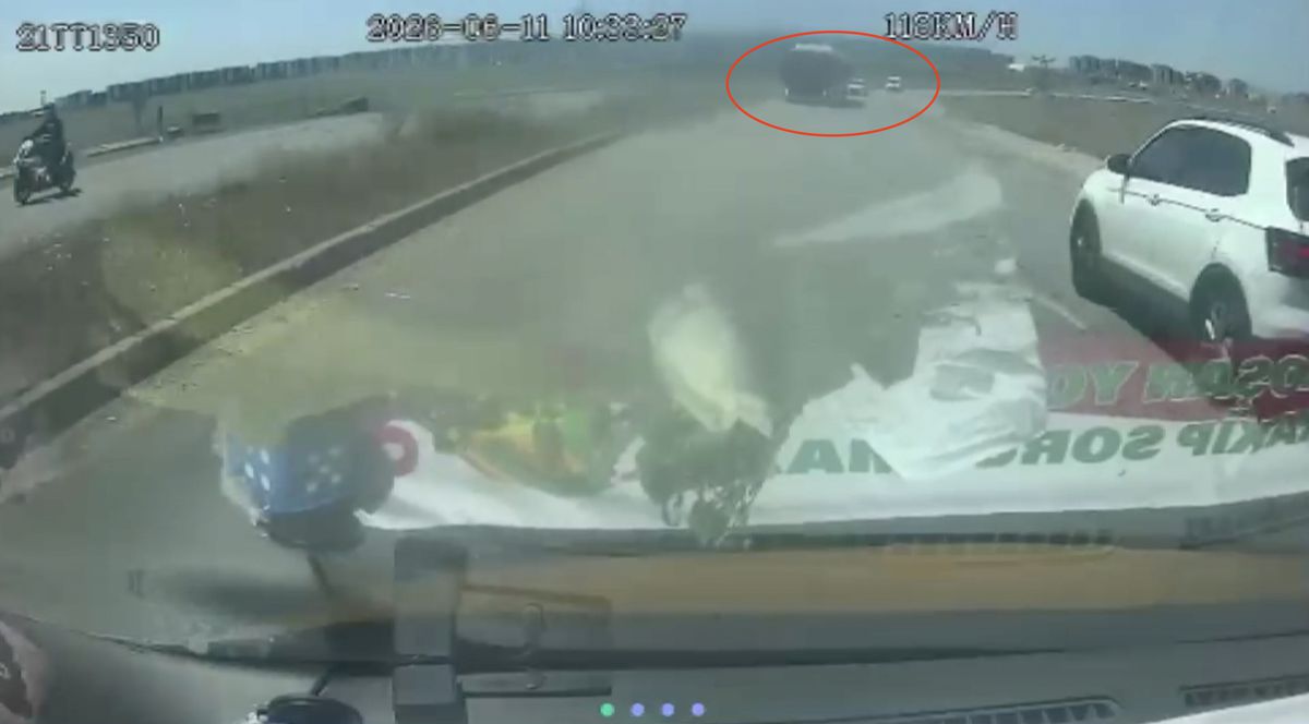 Ters yönden gelen otobüs kazaya neden oldu; O anlar kamerada