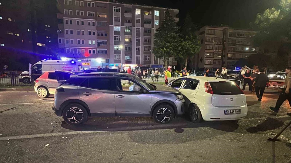 Atakum’da kontrolden çıkan otomobil karşı şeride geçti: 5 yaralı