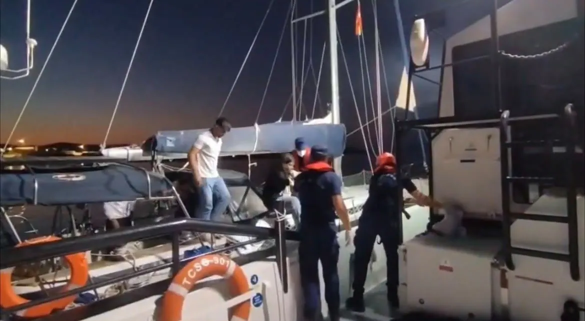 Muğla açıklarında 67 düzensiz göçmen ve 5 göçmen kaçakçısı yakalandı