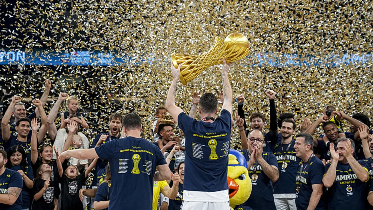 Fenerbahçe Beko şampiyonluk kupasını aldı