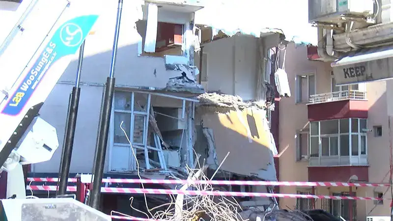 Güngören’de yıkım sırasında çöken apartman nedeniyle 2 bina tahliye edildi