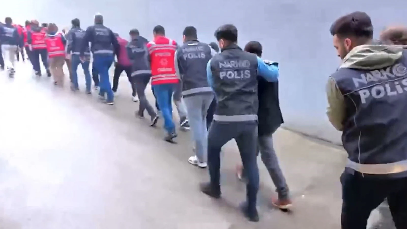 69 ilde zehir tacirlerine operasyon: 381 kişi tutuklandı