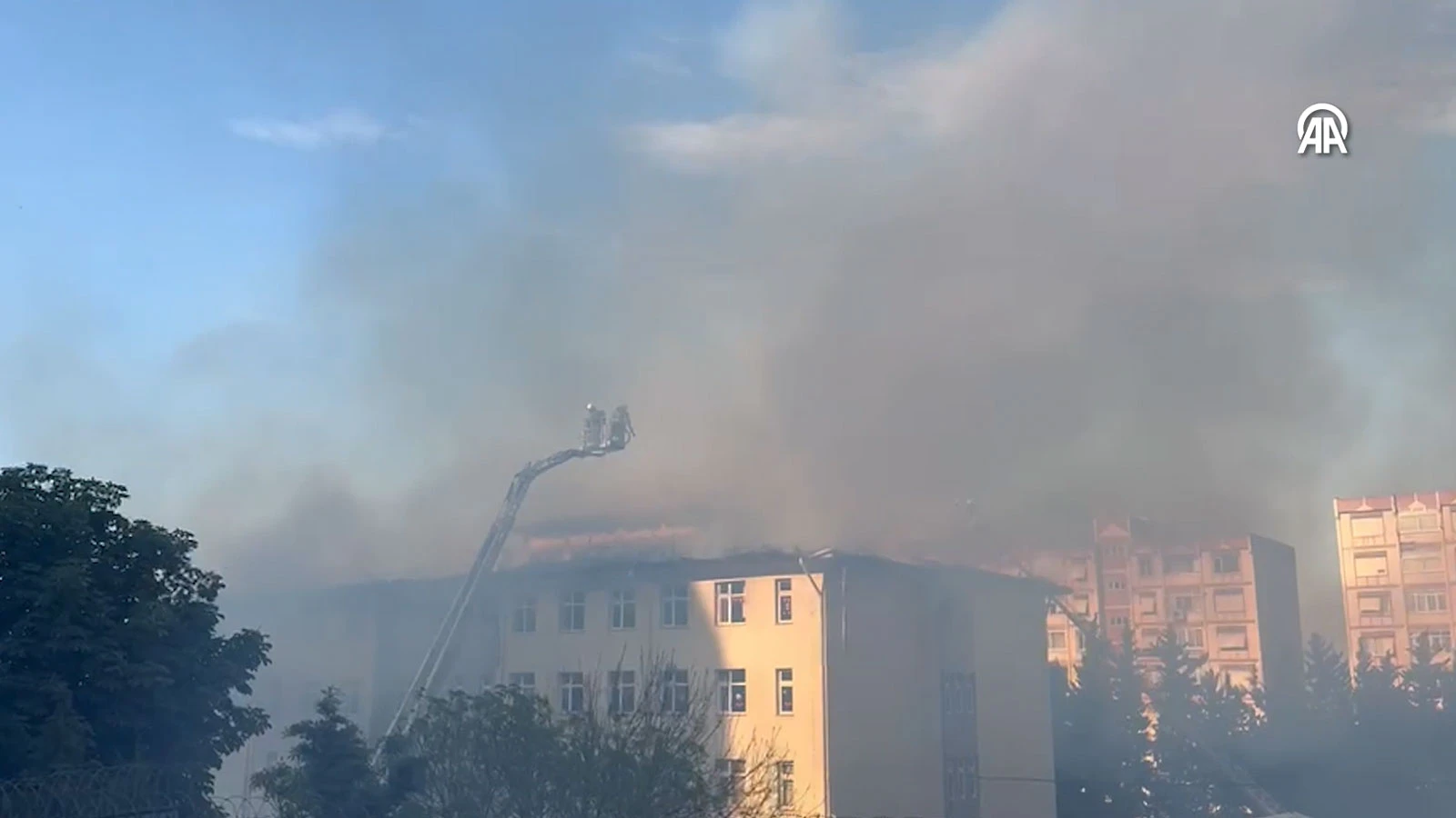 Beylikdüzü'nde okulun çatısında yangın çıktı