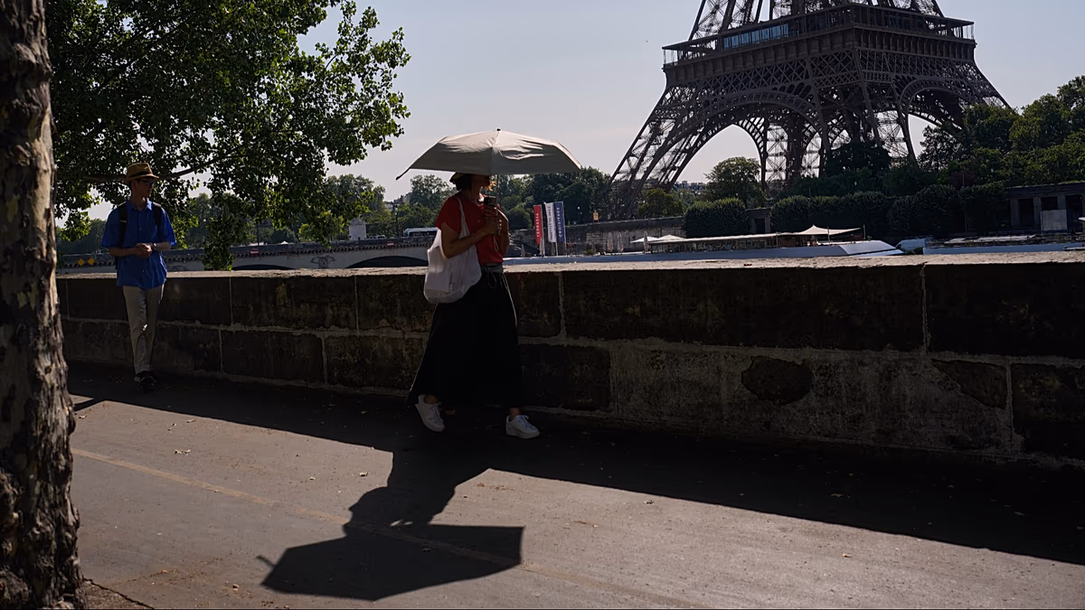 Sıcak dalgası Eiffel Kulesi'ni erken kapattı, turistik yerler kapalı