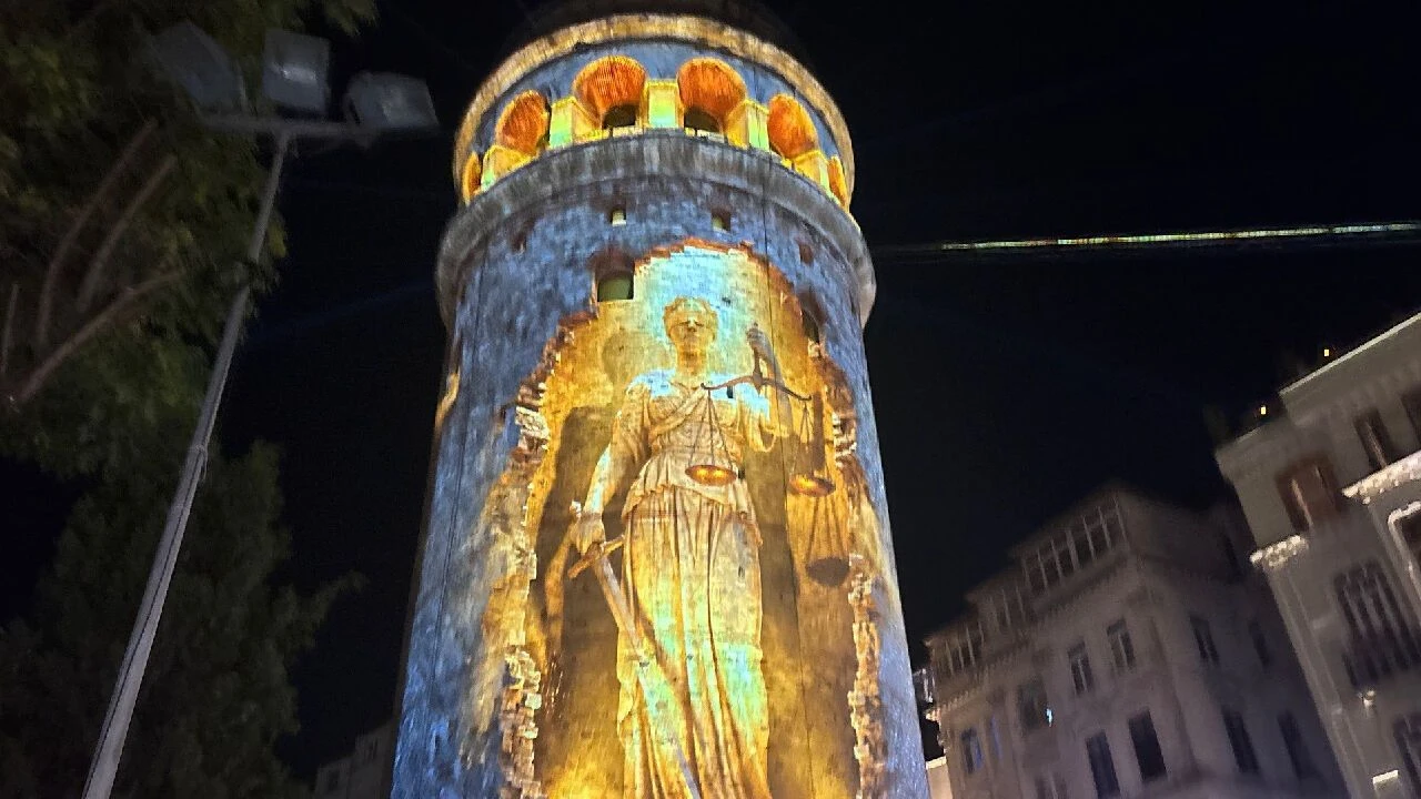Galata Kulesi'nde 15 Temmuz'a özel Mapping gösterisi
