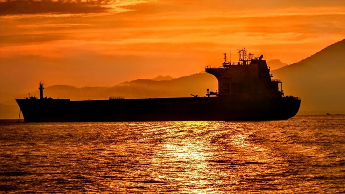 İngiltere, Rusya'nın "gölge filosuna" ait petrol tankerini durdurdu