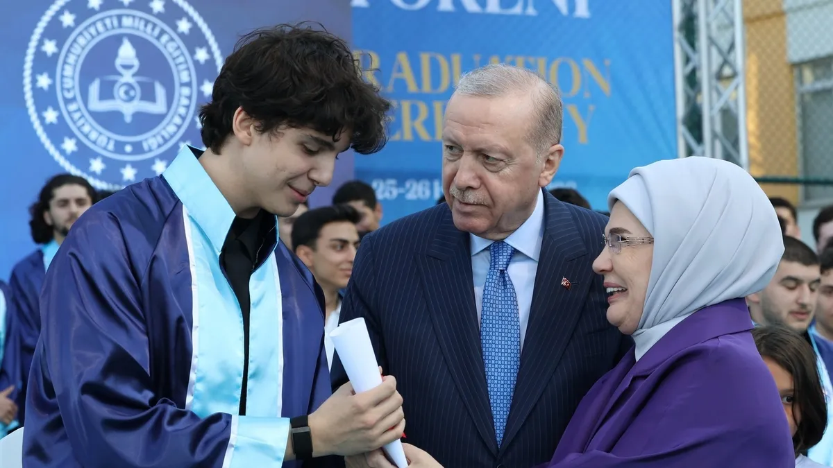 Başkan Erdoğan, torununa diplomasını kendi elleriyle verdi