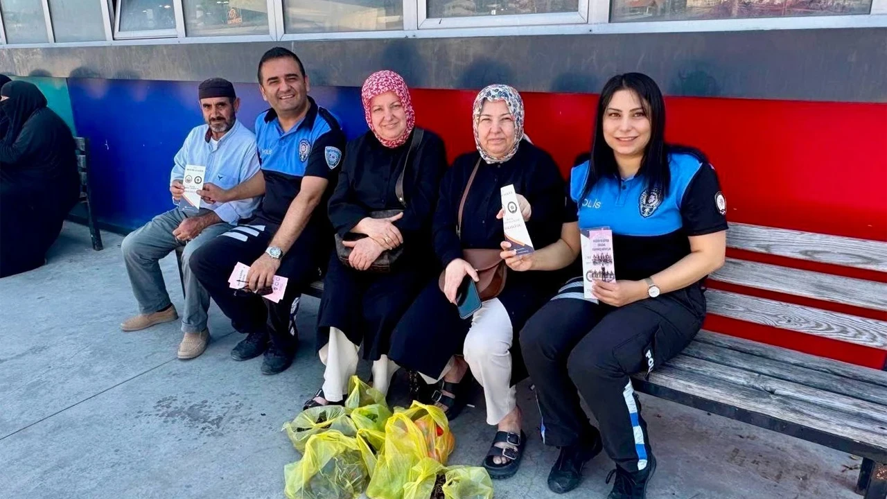 Toplum destekli polislerden Bozüyük Pazarı'nda dolandırıcılığa karşı farkındalık çalışması