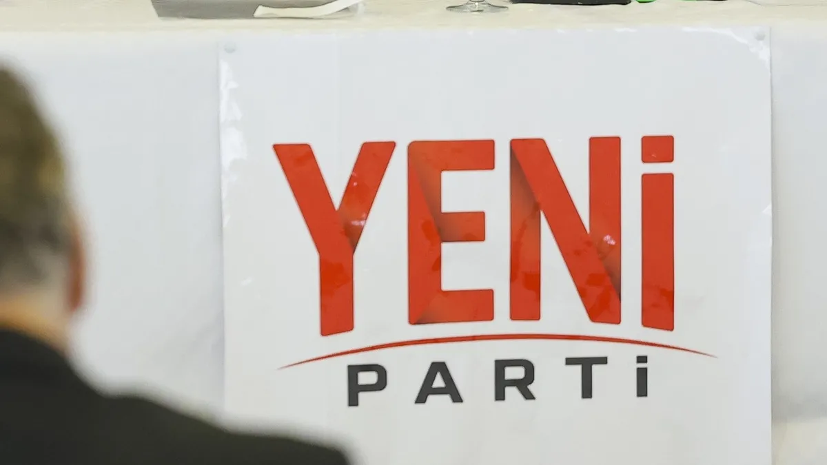 Yeni Parti'de 'film fırıldak' logo ayağa dolandı: Yarışma yapılacak kurultayda değişecek