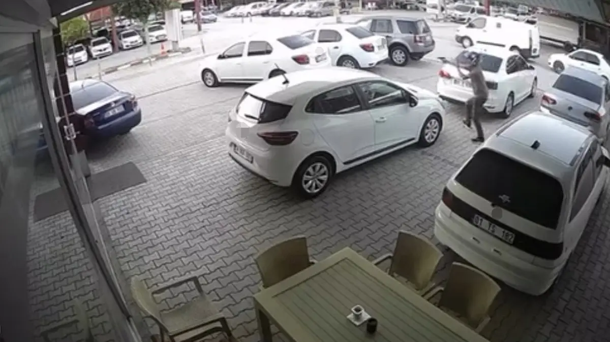 Adana'da kasklı saldırgan dehşet saçtı: 10 araç kurşunlandı
