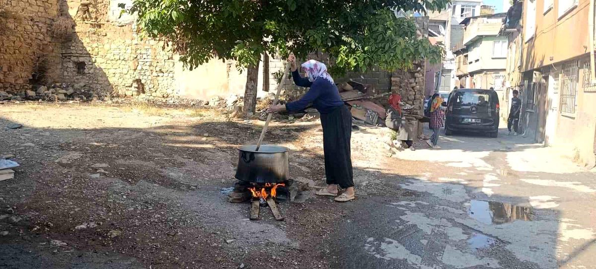 Maraş’ta imece usulü aşure geleneği yaşatıldı