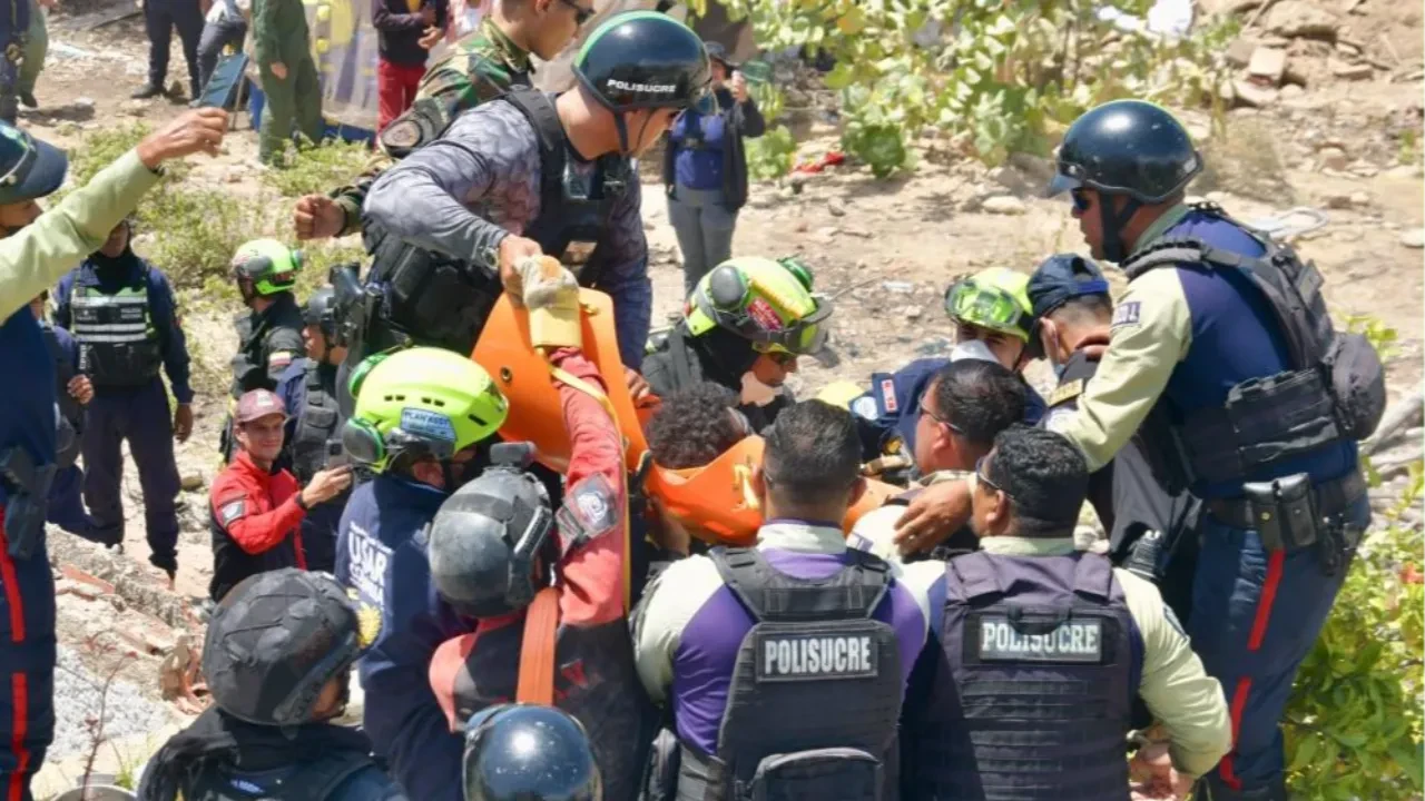 Venezuela'da 5 günün ardından umut veren kurtarış: 11 yaşındaki çocuk böyle enkazdan çıkarıldı