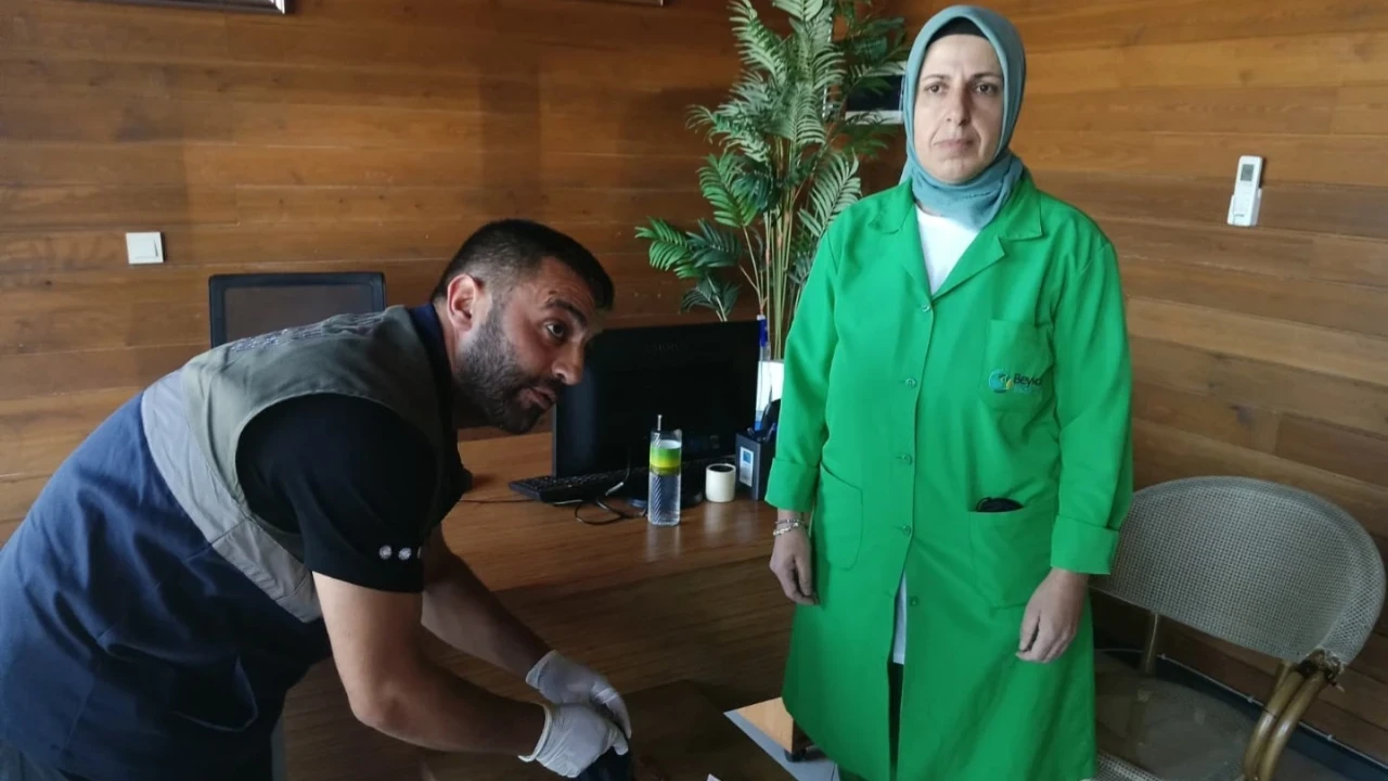 Plajda bulduğu 500 bin liralık altın kesesini polise teslim etti