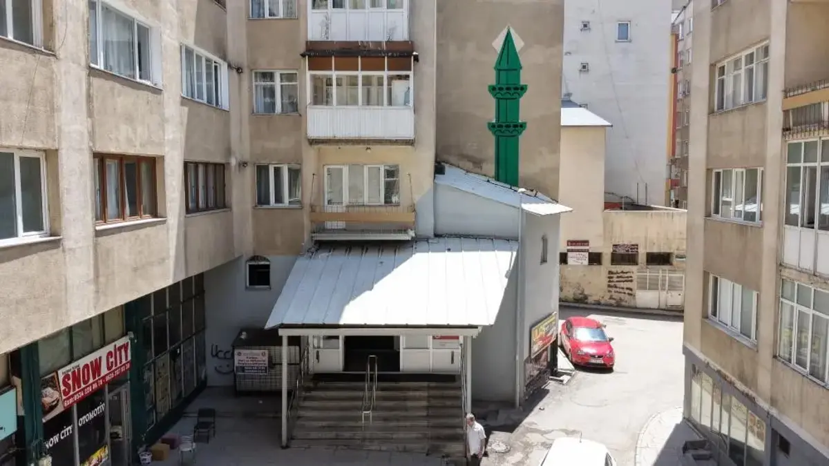 Demir yok, beton yok, taş yok! Erzurum'daki o caminin minaresine yakından bakanlar gözlerine inanamıyor: Sadece 3 santim kalınlığında!