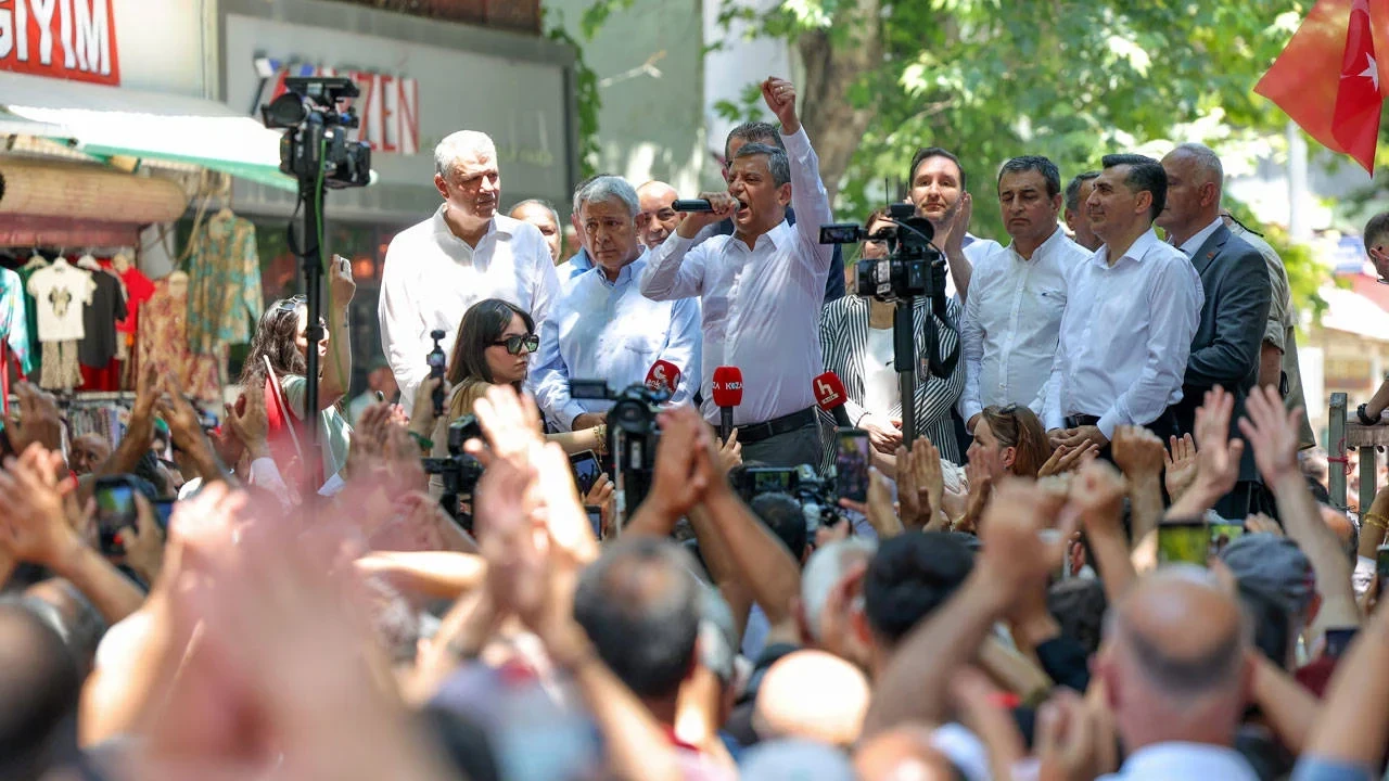 Özgür Özel'den Yeni Parti Sinyali: 'Ya Bir Yol Bulacağız Ya Bir Yol Açacağız'