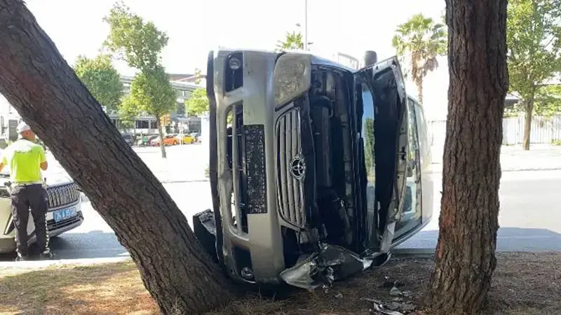 Bakırköy'de ağaçlara çarpan otomobil yan yattı; sürücü yaralandı