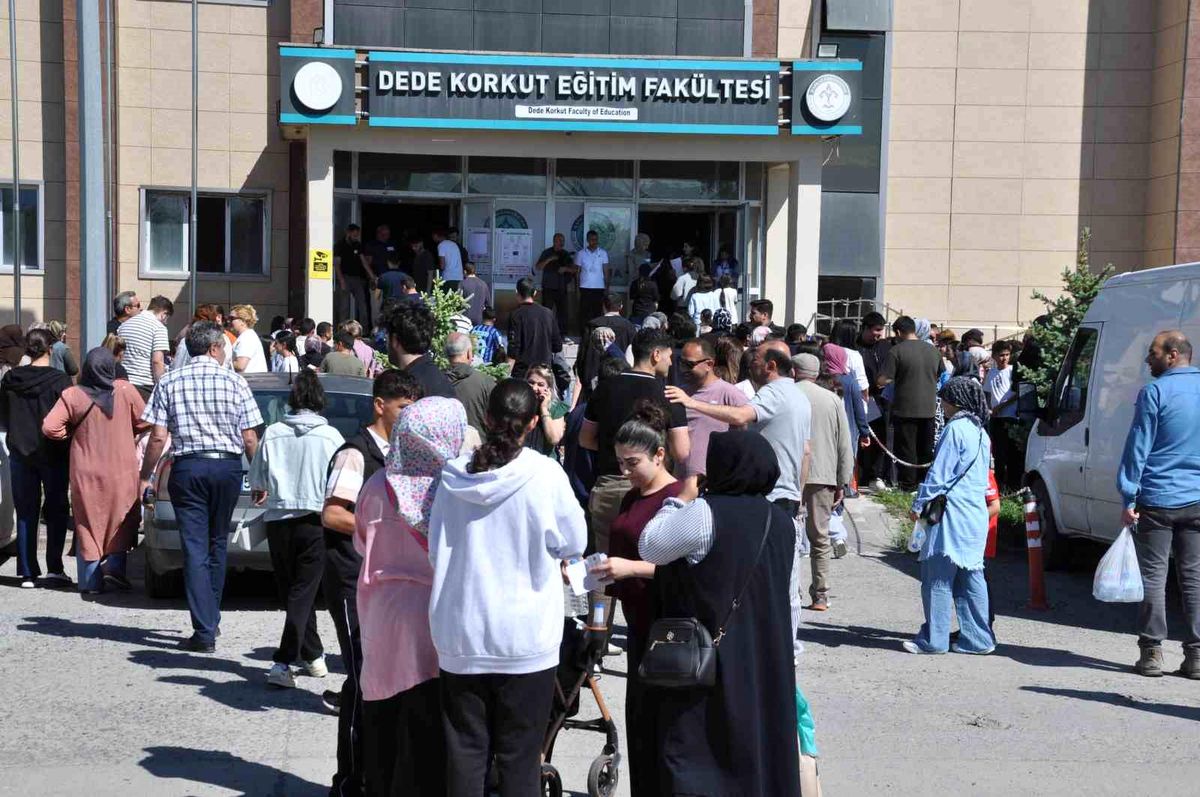 Kars'ta YKS heyecanı: Binlerce aday üniversite hayali için sınav merkezlerine akın etti