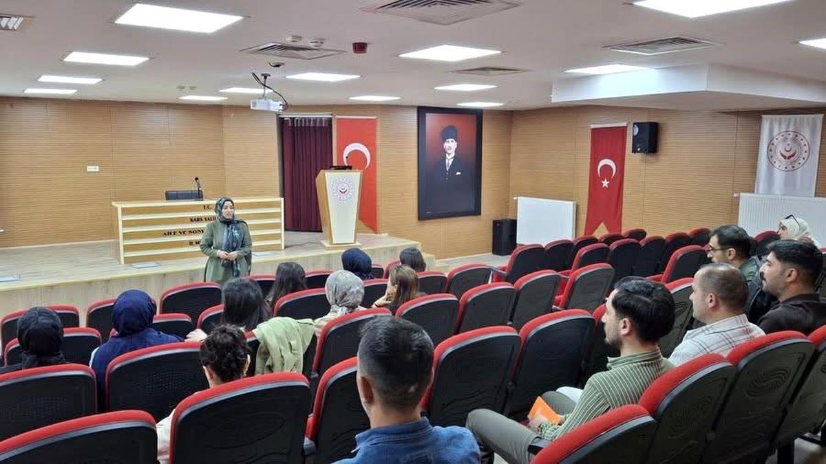 Kars'ta Aile ve Sosyal Hizmetler personeline teknoloji bağımlılığı eğitimi