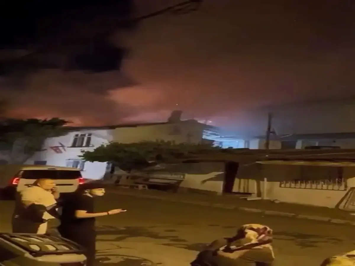 Gaziosmanpaşa bu akşam korktu: Gecekondu yangınına itfaiye zorlukla müdahale etti