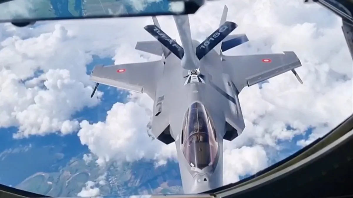 Göklerdeki gücümüz NATO görevinde: Türk Hava Kuvvetleri Danimarka'nın F-35 uçağına havada yakıt ikmali gerçekleştirdi!