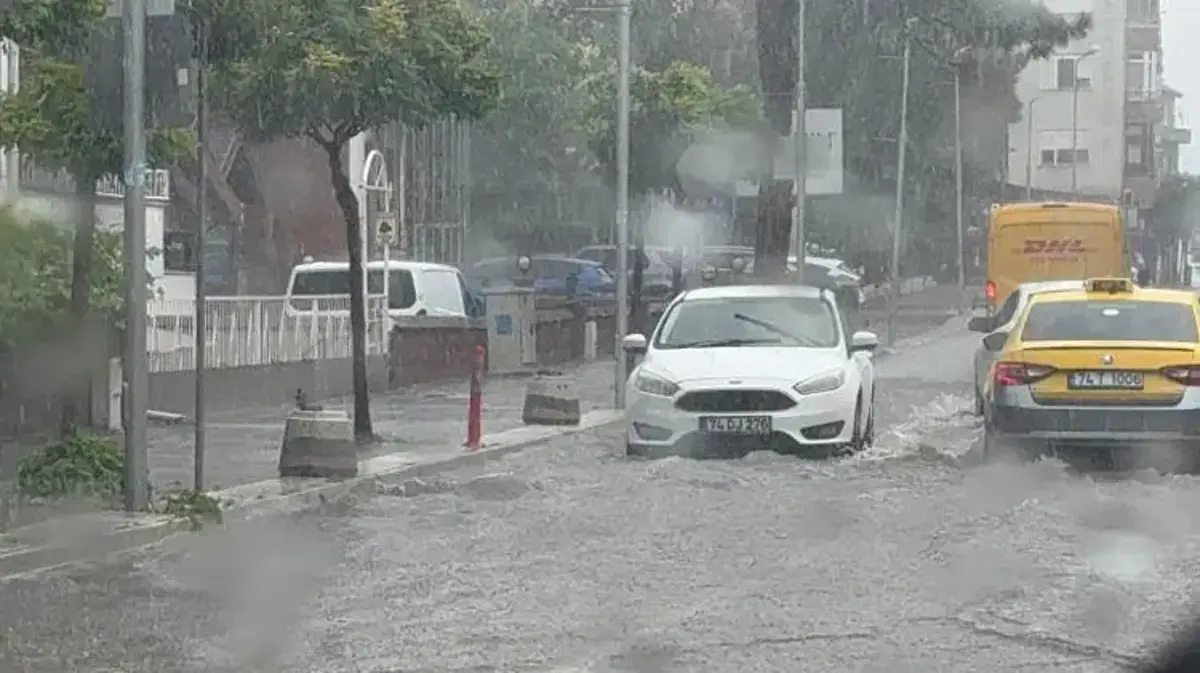 Amasra'da sağanak cadde ve sokakları göle çevirdi