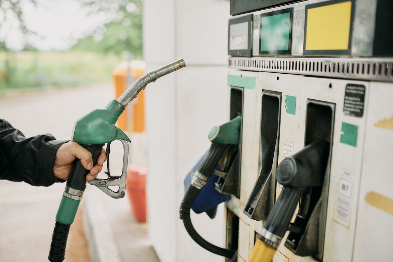 Benzin ve motorine indirim gelir mi? Petrolde sert düşüş var