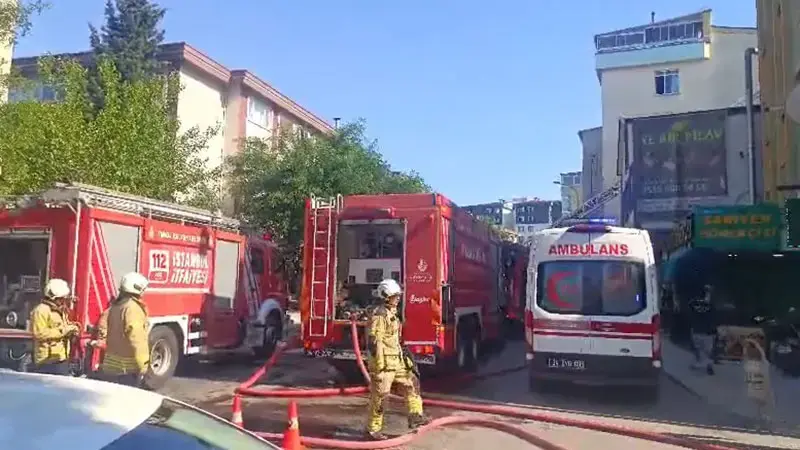 Tuzla'da 4 katlı binanın çatısında çıkan yangın yandaki apartmana sıçradı