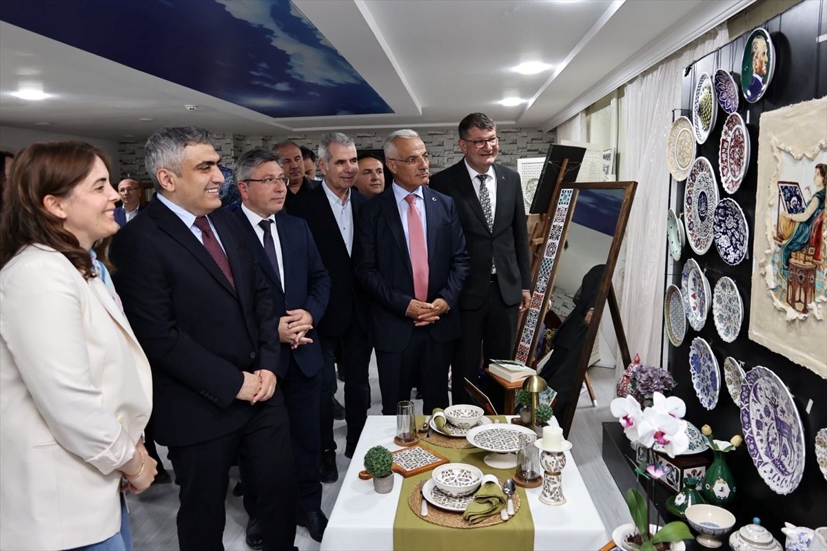 Merzifon'da Halk Eğitim yıl sonu sergisi açıldı