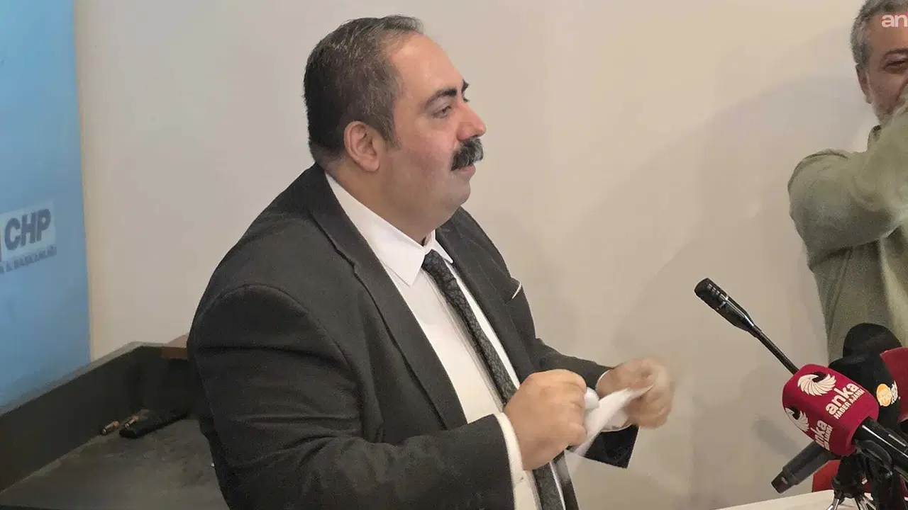 Görevden alınan CHP Malatya İl Başkanı Yıldız kağıdı yırttı: 'AKP'nin yargı eliyle atadığı hiçbir ismi kabul etmiyorum'