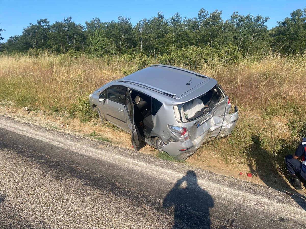 Bilecik'te kamyonetin otomobile çarptığı kazada 3 kişi yaralandı