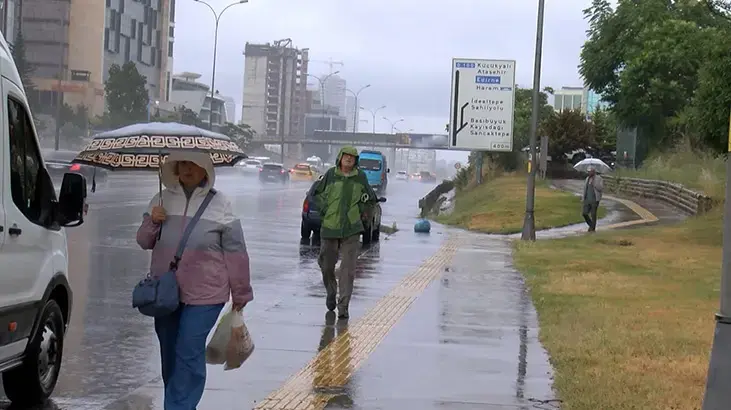 İstanbul'da sabah saatlerinde sağanak etkili oldu
