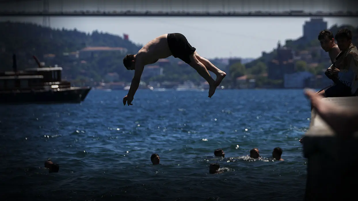 Sıcaklar İstanbul'a geldi: Vatandaşlar denizlere akın etti
