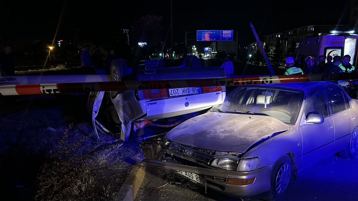 Sivas'ta iki otomobil çarpıştı: 5 yaralı