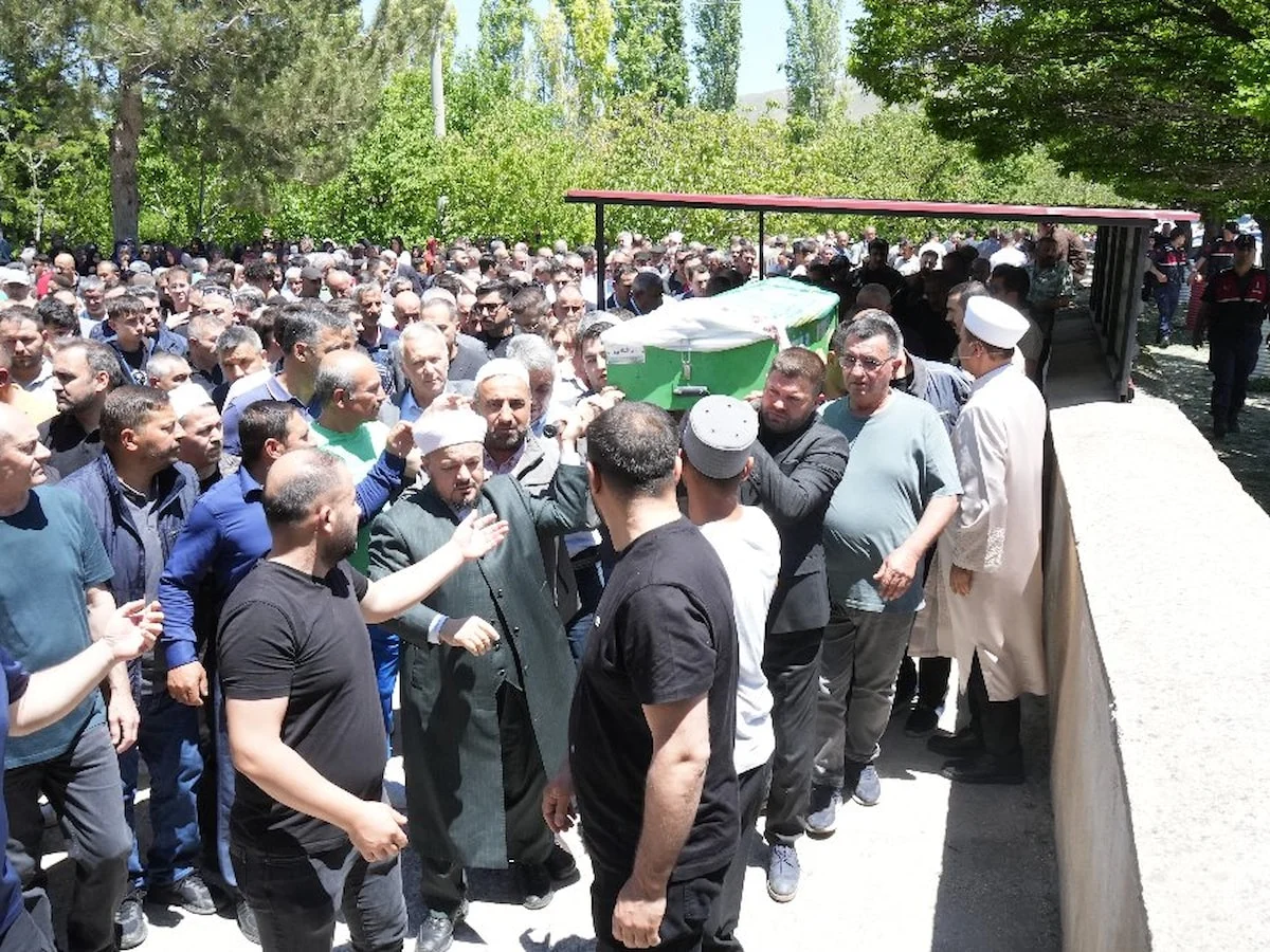 Niğde'de sel felaketinde hayatını kaybeden kadın defnedildi